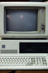 Warschau  Polen  ein IBM XT Computer mit Bildschirm und Tastatur