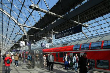 Berlin  Deutschland  Bahnhof Berlin-Spandau  Fahrgaeste und Regionalzug am Bahnsteig