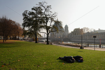 Berlin  Deutschland  zwei Maenner schlafen im James-Simon-Park in Berlin-Mitte