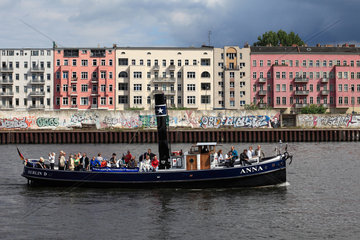 Berlin  Deutschland  voll besetzter Ausflugsdampfer ANNA im ehemaligen Osthafen