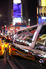 New York City  USA  Spiegelung des Times Squares in einer Stretch-Limousine