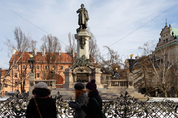 Warschau  Polen  das Adam Mickiewicz Denkmal in der Krakowskie Przedmiescie