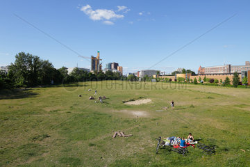 Berlin  Deutschland  Menschen picknicken auf der Brachflaeche am Gleisdreieck