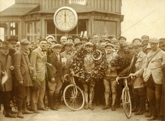 Siegerehrung  Radrennen  Daglfing  1930