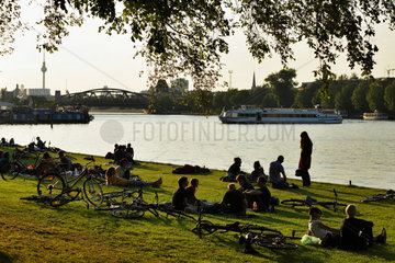 Berlin  Deutschland  Jugendliche sitzen am Spreeufer im Treptower Park