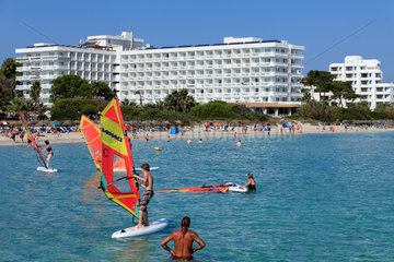 Can Picafort  Spanien  Windsurfer und Badegaeste am Strand von Can Picafort auf Mallorca