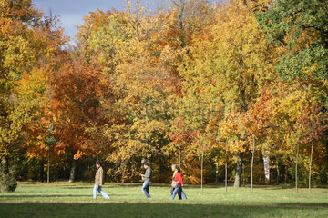 Potsdam  Spaziergaenger in einem Park