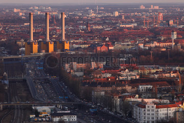 Berlin  Deutschland  Heizkraftwerk Berlin-Wilmersdorf und die Stadtautobahn bei Daemmerung