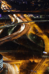 Berlin  Deutschland  Autos auf der Stadtautobahn am Autobahnkreuz Halensee am Abend