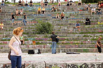 Berlin  Deutschland  Menschen im Amphitheater des Mauerparks in Berlin-Prenzlauer Berg