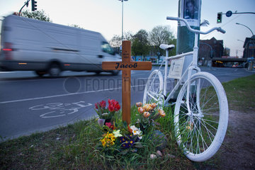 Berlin  Deutschland  Kreuz und Fahrrad eines toedlich verunglueckten Radfahrers