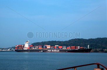 Container Frachter im Panama Kanal