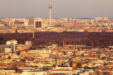 Berlin  Deutschland  Fernsehturm und Skyline von Berlin-Mitte