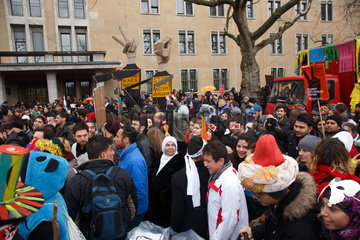 Berlin  Deutschland  Karneval der Gefluechteten am Platz der Luftbruecke