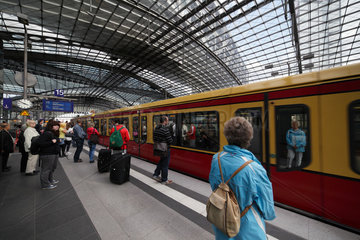 Berlin  Deutschland  Fahrgaeste auf dem Bahnsteig im Berliner Hauptbahnhof
