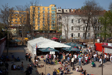 Berlin  Deutschland  Besucher in der Revalution Strandbar Berlin