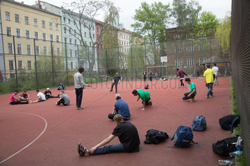 Berlin  Deutschland  Jugendliche trainieren auf einem Sportplatz