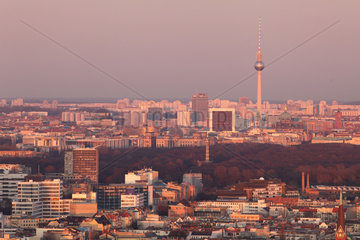 Berlin  Deutschland  Fernsehturm und Skyline von Berlin-Mitte