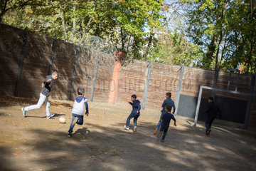 Berlin  Deutschland  Kinder von Fluechtlingen spielen Fussball