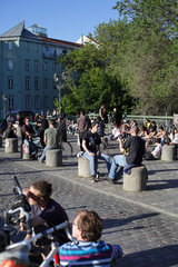 Berlin  Deutschland  junge Leute sitzen auf der Admiralbruecke in der Sonne
