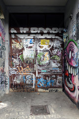 Berlin  Deutschland  Graffiti an einem Hauseingang in Kreuzberg