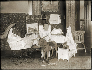 Kind im Kinderzimmer  1907