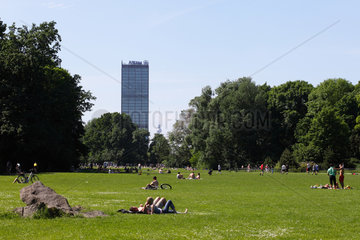 Berlin  Deutschland  Menschen auf der Wiese im Treptower Park