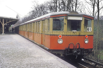 Berlin  BRD  S-Bahn im Bahnhof Heiligensee