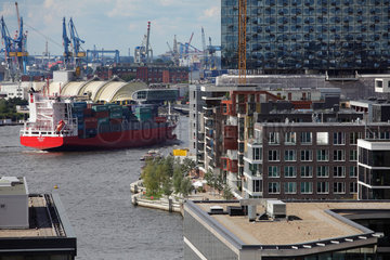 Hamburg  Deutschland  Die HafenCity und ein Containerschiff im Hamburger Hafen