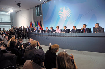 Juncker + Balkenende + Topolanek + Brown + Merkel + Sarkozy + Berlusconi + Barroso + Zapatero