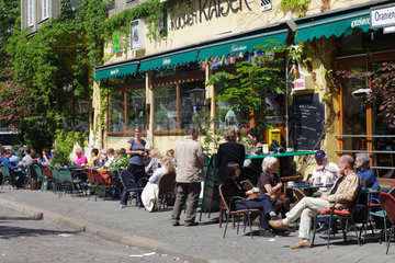 Berlin  Deutschland  Besucher im Strassencafe Kuchen Kaiser