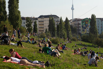 Berlin  Deutschland  Menschen im Mauerpark