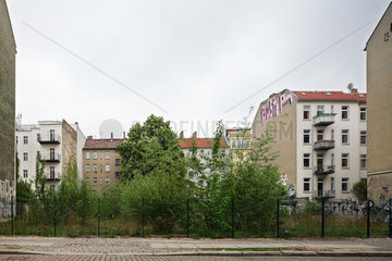 Berlin  Deutschland  Bauluecke und Altbauten in der Gaertnerstrasse