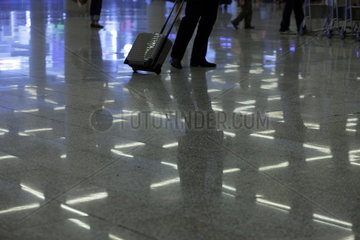 Palma  Mallorca  Spanien  Deckenlampen spiegeln sich im Boden des Flughafens