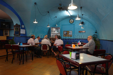 Arta  Spanien  aeltere Maenner sitzen in einer Bar in Arta auf Mallorca