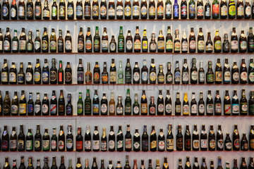 Berlin  Deutschland  eine Wand mit Bierflaschen aus ganz Deutschland  Gruene Woche