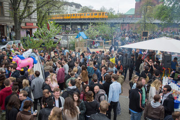 Berlin  Deutschland  Besucher auf dem MyFest in Kreuzberg