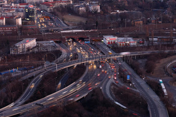 Berlin  Deutschland  Autos auf der Stadtautobahn am Autobahnkreuz Halensee am Abend