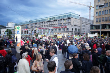 Stuttgart  Deutschland  Menschen auf der Grossdemonstration gegen Stuttgart 21 in der Innenstadt