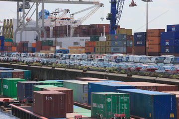 Hamburg  Deutschland  Container und Gebrauchtwagen im Hamburger Hafen