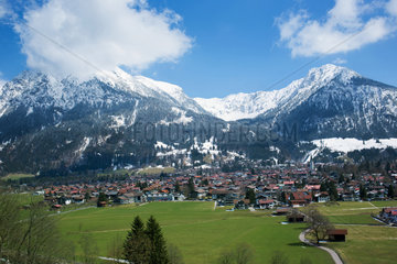 Oberstdorf  Deutschland  Blick auf Oberstdorf in den Allgaeuer Alpen