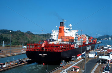 Container Frachter in der Miraflores-Schleuse