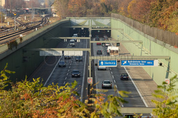 Berlin  Deutschland  Stadtautobahn A 111 am Tunnel Tegel