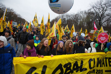 Berlin  Deutschland  Global Climate March im Regierungsviertel