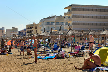 Can Picafort  Spanien  Badegaeste am Strand von Can Picafort auf Mallorca