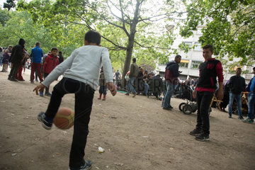Berlin  Deutschland  Fluechtlingskinder spielen Fussball vor dem Landesamt fuer Gesundheit und Soziales