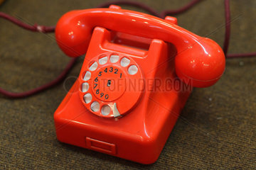 Warschau  Polen  rotes Telefon mit Waehlscheibe im Technischen Museum