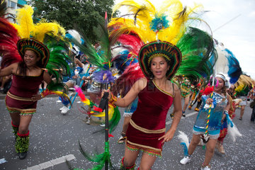 Berlin  Deutschland  bolivianische Taenzerinnen auf dem Karneval der Kulturen