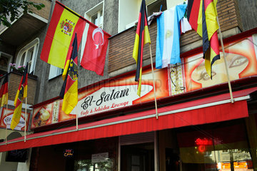 Berlin  Deutschland  Fahnen ueber dem Cafe und Schisha-Lounge El-Salam in der Sonnenallee