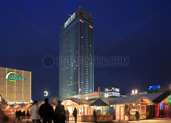 Berlin  Deutschland  Weihnachtsmarkt auf dem Alexanderplatz